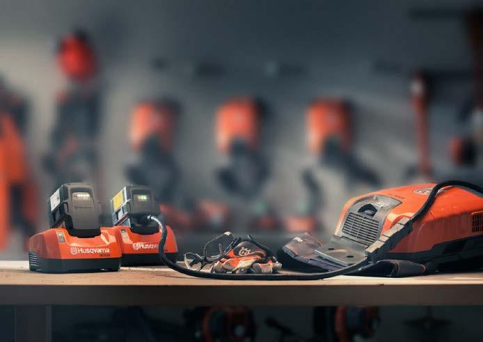 6 BATTERY SERIES HUSQVARNA BATTERY SERIES SERIA CICHA LECZ MOCNA Akumulatory litowo-jonowe Husqvarna zapewniają pełną moc aż do całkowitego