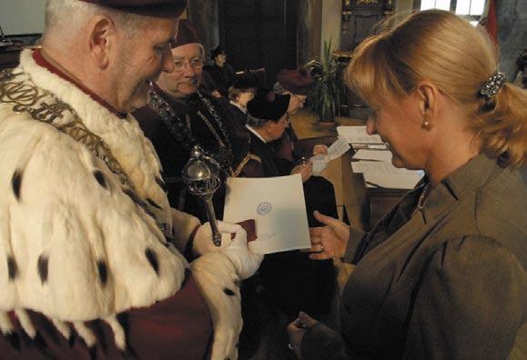 Informacje 4 listopada 2011 roku w Auli Leopoldyna odbyła się uroczystość wręczenia dyplomów ukończenia studiów na