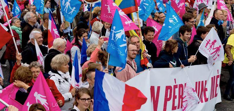 Paryż, Francja, 5.10.2014 r.: Ludzie maszerujący w pochodzie w ramach protestu przeciwko prawom gejów w Paryżu 6 KTO STOI ZA AGENDĄ EUROPE?