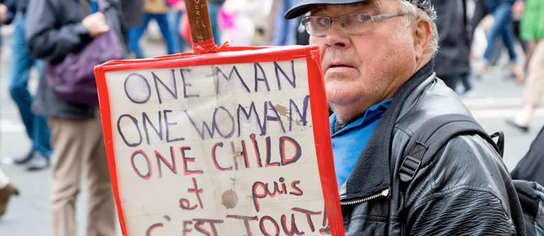Paryż, Francja, 5.10.2014 r.: Mężczyzna podczas protestu przeciwko prawom gejów w Paryżu trzymający transparent o treści: Jeden mężczyzna, jedna kobieta, jedno dziecko i nic więcej.