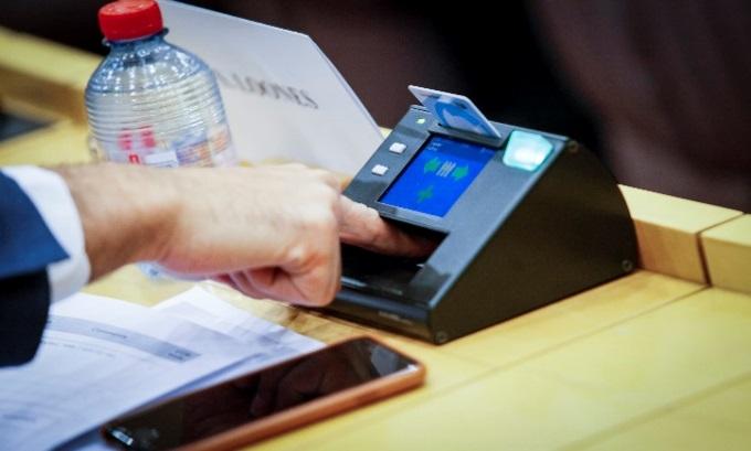 Głosowanie w komisji: przez podniesienie ręki i lista do głosowania Parlament Europejski (207) Głosowanie w komisji PE: głosowanie