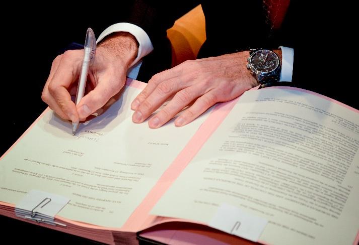 Złożenie podpisu Po tym, jak Parlament i Rada formalnie przyjmą porozumienie w pierwszym, drugim lub trzecim czytaniu, przewodniczący Parlamentu wraz z przedstawicielem rotacyjnej prezydencji Rady