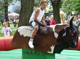 Byk rodeo podczas tej zabawy na uczestników czeka nie lada zadanie polegające na utrzymani