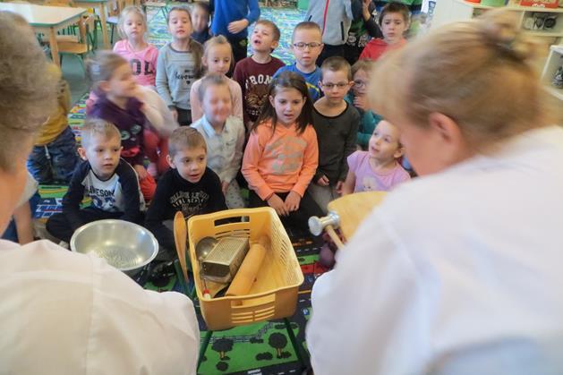 o swojej pracy, pokazały potrzebne im przybory oraz odpowiadały na pytania zadawane przez dzieci.