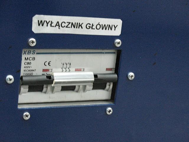 Aparat może być zasilany przy pomocy dodatkowego przedłużacza zaopatrzonego w sprawny przewód i kołek ochronny.