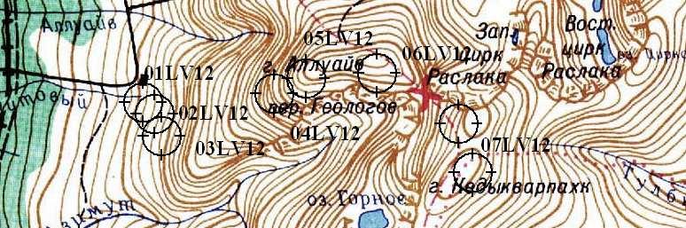 10. PETROGRAFICZNA CHARAKTERYSTYKA WYBRANYCH TYPÓW SKAŁ MASYWU LOWOZIERSKIEGO 10.1. Wstęp Masyw Lowozierski stanowi bliźniaczą, centralną intruzję (obok Masywu Chibińskiego) skał wysokoalkalicznych, znajdującą się w centralnej części Płw.