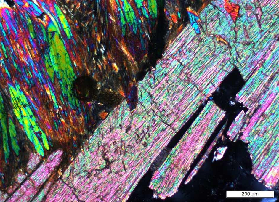 A B ne sph chk astr C D ac vi mu Ryc. 4. Przykłady typowych i rzadkich minerałów z pegmatytu szkatułka.