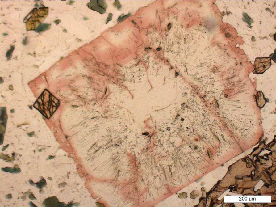 Badania mikroskopowe przeprowadzone zostały w Zakładzie Geologii i Ochrony Litosfery UMCS, natomiast analizy XRD w Zakładzie Mineralogii, Petrografii i Geochemii