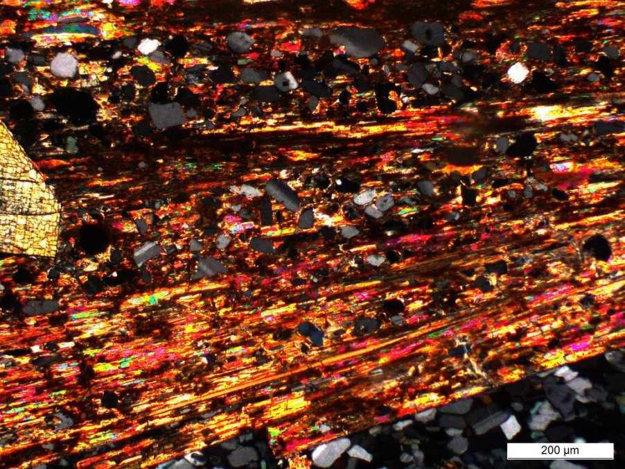 Minerały tworzące fenokryształy w omawianych skałach zostały poddane szczegółowej analizie mikroobszarze z udziałem badań rentgenograficznych (XRD) oraz w podczerwieni.