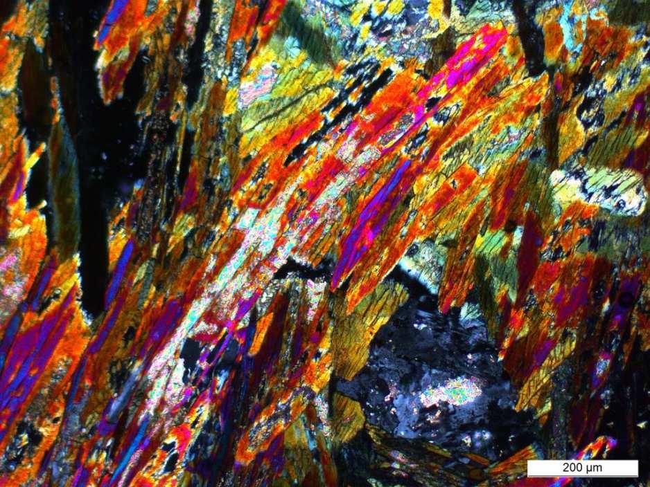 Masywne sjenity-chibinity, są to skały o barwie szarozielonkawej z widocznymi wyraźnie albitem-ortoklazem, oraz towarzyszącym mu egirynem-akmitem wraz z eudialitem, tlenkami żelaza i tytanu a także
