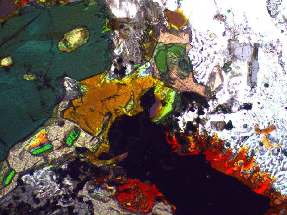 Minerały rudne reprezentowane są przez ilmenit i tytanit (do 10% obj.) oraz rutyl, piryt, magnetyt.