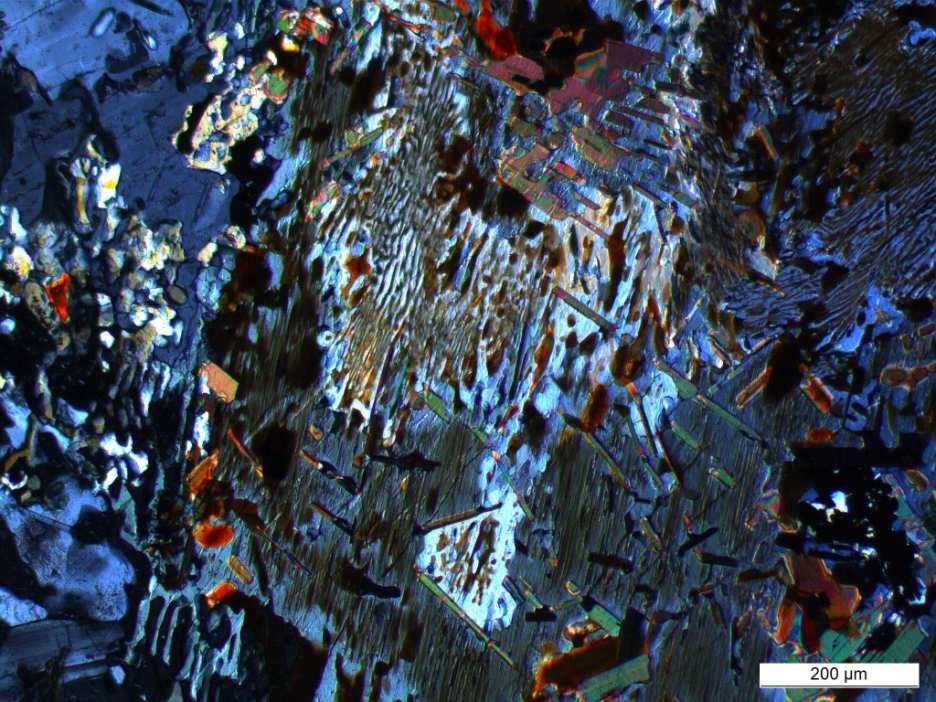 Badania w mikroobszarze zostały przeprowadzone w 17 wybranych próbkach melteigitów, gdzie wykonano 1351 analiz, które wykazały pewną zmienność badanych faz mineralnych.