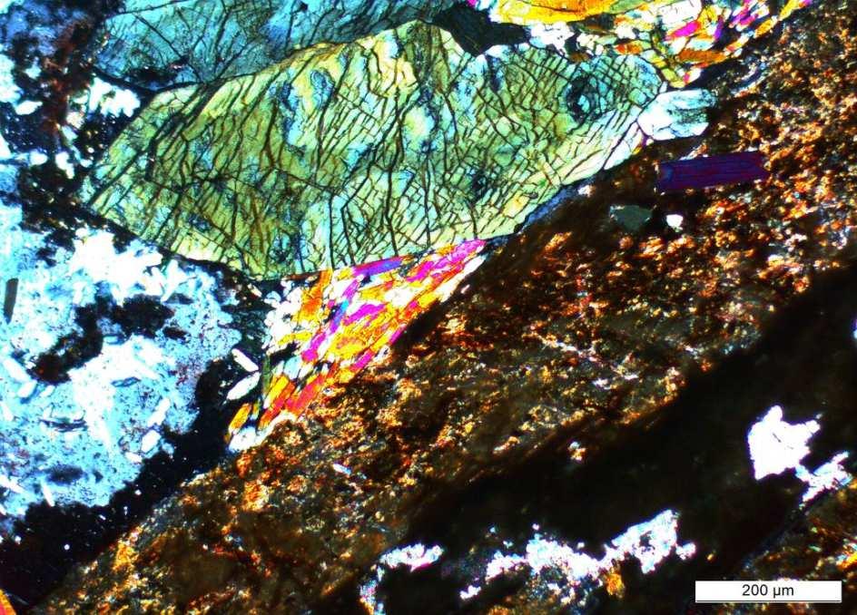 apatytu, ortoklazu, albitu oraz minerałami femicznymi takimi jak biotyt, flogopit,