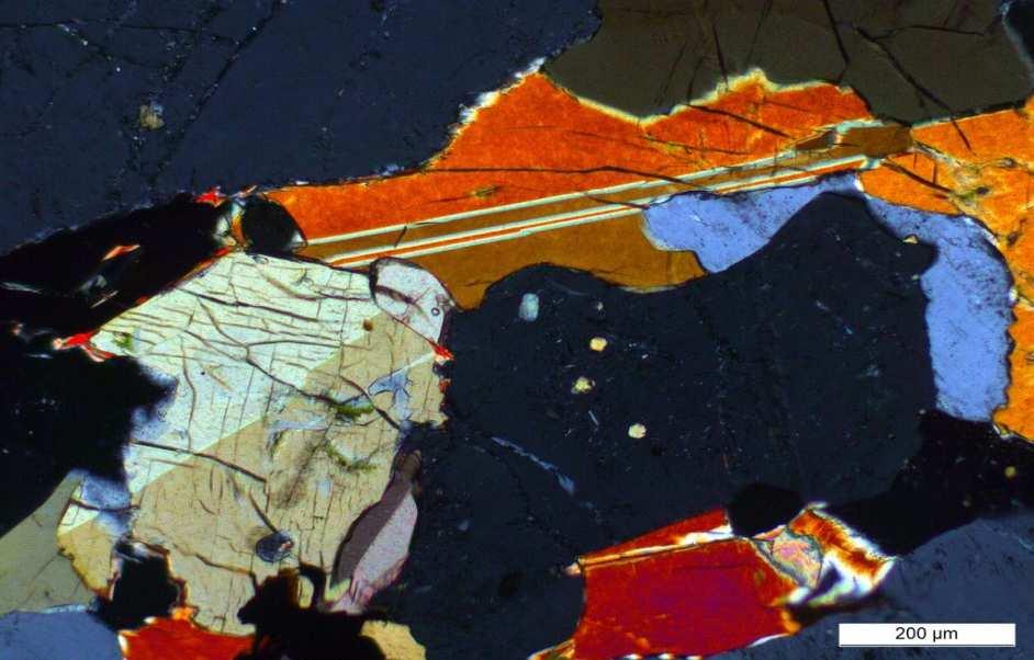 Melteigity to skały żyłowe zabarwione na czarno lub ciemnoniebiesko. Zbudowane są z kilku generacji mineralnych.