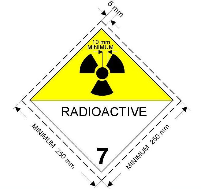 Nalepka ostrzegawcza dla materiałów promieniotwórczych klasy 7 (Nr 7D) Symbol (trójlistek): czarny; tło: górna połowa żółta z białym obrzeżem, dolna połowa biała; Dolna połowa powinna zawierać napis