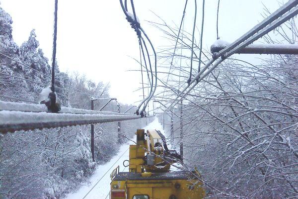 Wysięgniki sieci skompensowanej i nieskompensowanej: Zmiany temperatury otoczenia powodują, że materiał, z którego są