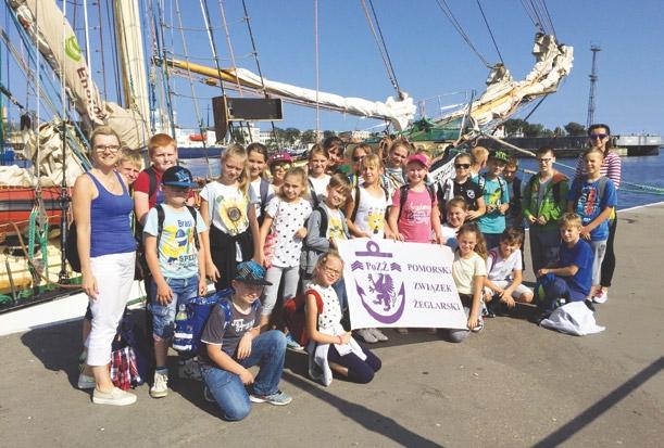 Przy linach. Na bukszprycie. Logo: Grażyna Kamińska Pomorze na morze Na Zawiszy Czarnym. Fot. Patrycja Spytek Szczęśliwa siódemka Ponad tysiąc osób skorzystało w roku z projektu Pomorze na morze.