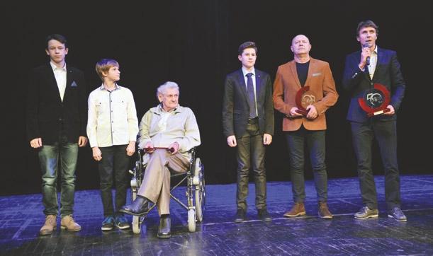 Pomorska Gala Żeglarska Spotkanie sław Pomorski Żeglarz 50-lecia PoZŻ - wręczający i uhonorowani.