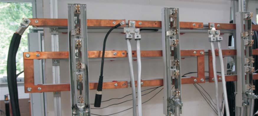 Przykładowe stanowisko badawcze dla trzech rozłączników o prądzie znamionowym 630A wyposażonych w piętrowe zaciski typu V z nową przekładką i z przyłączonymi żyłami aluminiowymi 2x240 mm 2 pokazano
