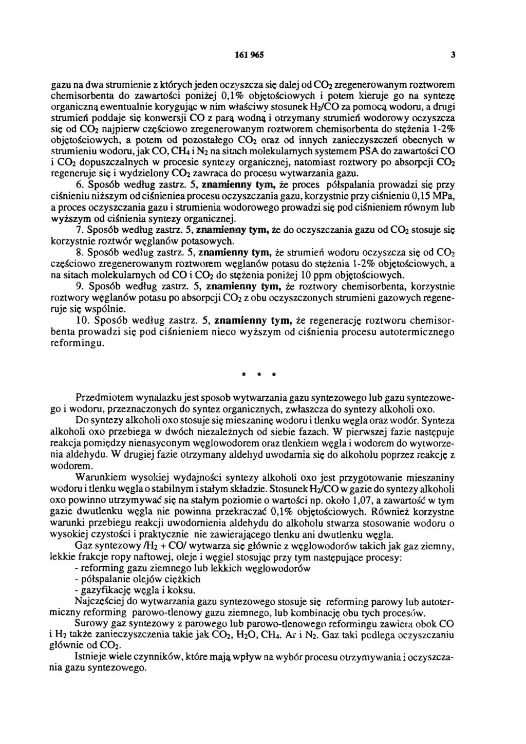 161 965 3 gazu na dwa strumienie z których jeden oczyszcza się dalej od CO2 zregenerowanym roztworem chemisorbenta do zawartości poniżej 0,1% objętościowych i potem kieruje go na syntezę organiczną