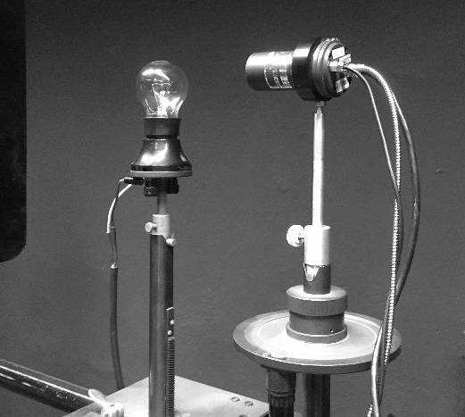 Badanie zmian parametrów eksploatacyjnych wybranych lamp... 171 Rys. 3. Wygląd stanowiska pomiarowego 5.