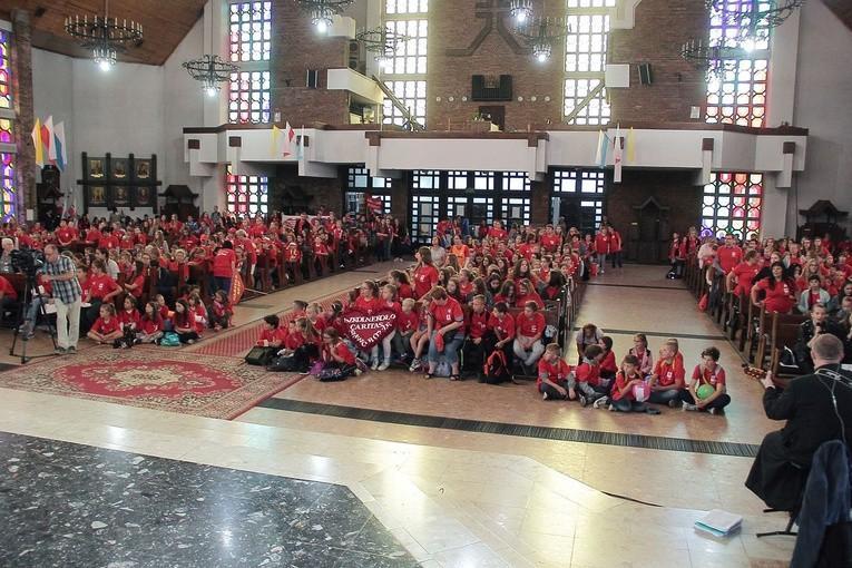 PIELGRZYMKA SZKOLNEGO KOŁA CARITAS DO KOSZALINA 15 czerwca 2018 r., w Koszalinie odbyła się doroczna pielgrzymka Szkolnych Kół Caritas.