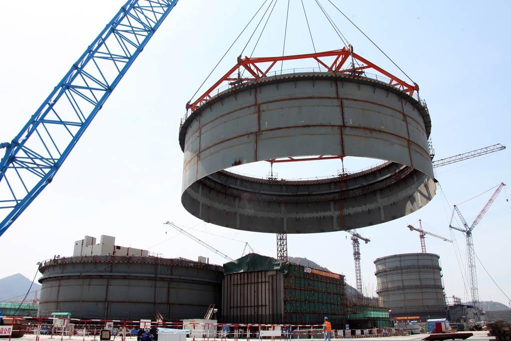 3.7 Aktualnie w budowie i planowane Z [14]. Realizacje projektu AP1000 rozpoczęły już Chiny. Pierwsze 4 jednostki są w budowie. W Sanmen Nuclear Power Plant w Zhejiang ma powstać docelowo 6 bloków.