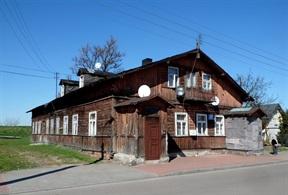Drewniany dom wielorodzinny przy ulicy Sukiennej 48 w drugiej połowie XVIII wieku stał się miejscem, do którego ściągali przedstawiciele różnych dziedzin rzemiosła.
