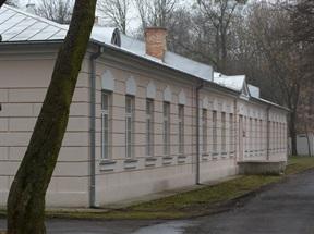 Modlin znajduje się dziś w dawnym lazarecie wojskowym wzniesionym w XIX wieku, gdy twierdzę zajmowały wojska carskie. Jest to wieloosiowy, parterowy, murowany budynek o klasycystycznych cechach.