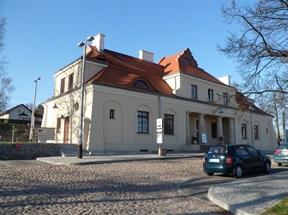 Dworzec kolejowy stacji Modlin (1927) Przez Stary Modlin, będący dziś osiedlem Nowego Dworu Mazowieckiego, przebiega linia kolejowa nr 9 łącząca Warszawę z Gdańskiem.