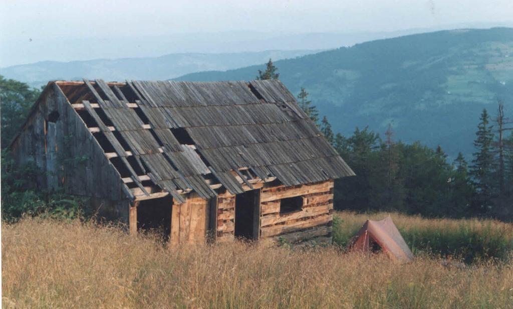 10 Gdzieś w górach rozbity obok zrujnowanej chałupy namiot jest tym, który został zrabowany 17 sierpnia 1997 na Narożniku. Foto.