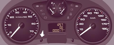 Stanowisko kierowcy 8 Zestaw wskaźników bez ekranu Konsola środkowa bez ekranu Aby ustawić godzinę na zegarze, użyć lewego przycisku w zestawie wskaźników, a następnie wykonać czynności w