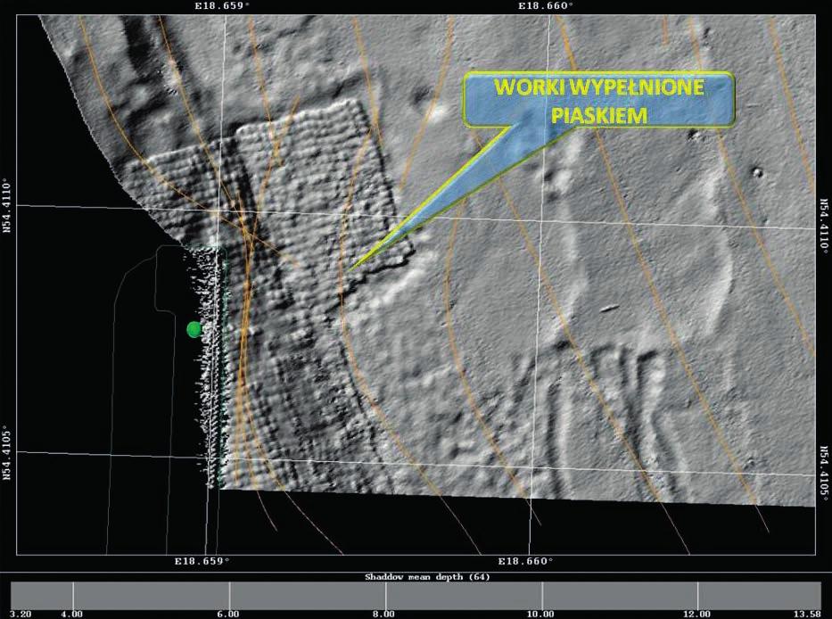 Rys. 6. Umocnienie dna przy zachodniej główce wejściowej do Portu Gdańsk w postaci ułożonych worków wypełnionych żwirem; obraz dna wykonany sondą wielowiązkową EM3002 przez ZMPG S.A. Rys. 7.