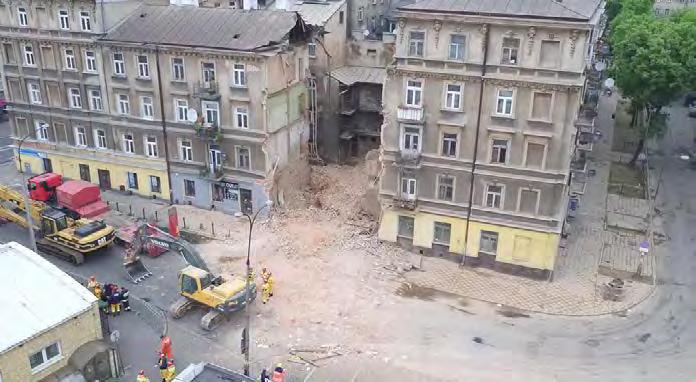 nie wchodź do uszkodzonego wypadkiem budynku bez zezwolenia inspekcji nadzoru budowlanego, która określi czy takie wejście jest bezpieczne, jeżeli doznałeś obrażeń (jesteś ranny), zgłoś się do punktu