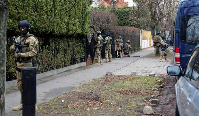 II. OGÓLNE ZASADY POSTĘPOWANIA Postępowanie przed wystąpieniem zagrożenia przygotuj dom/mieszkanie na zagrożenia charakterystyczne dla obszaru, w którym mieszkasz, ubezpiecz swoje mienie (m.in.