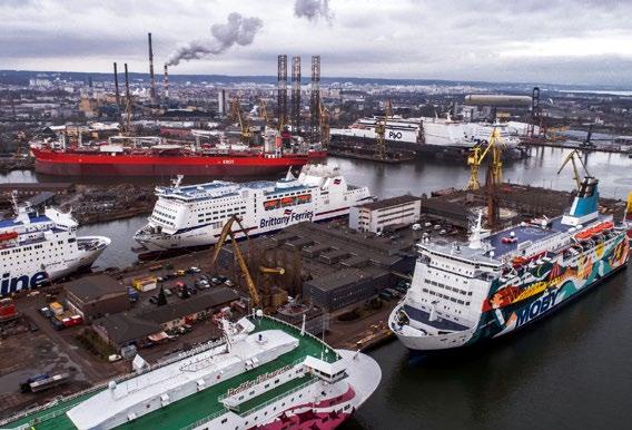 Po wspawaniu pamiątkowego medalu w sekcję denną holownika, protokół położenia stępki podpisali: prezes zarządu stoczni Remontowa Shipbuilding SA Piotr Dowżenko, zastępca Szefa Szefostwa Techniki