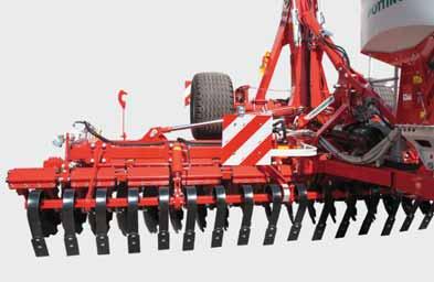 Podwozie w pozycji roboczej jest wychylone mocno do przodu i znajduje się przed wałem. Maszyny ciągane są wyposażone w system amortyzacji hydraulicznej, który stabilizuje maszynę podczas pracy.