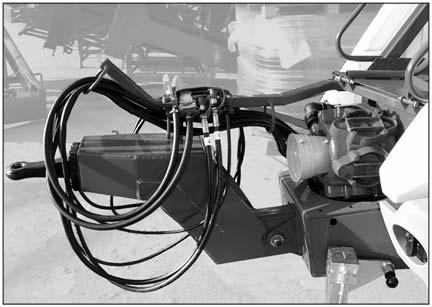 4 Uruchomienie opryskiwacza Uchwyt na kable i przewody Nad dyszlem opryskiwacza znajduje się uchwyt podtrzymujący kable elektryczne oraz przewody hydrauliczne i pneumatyczne