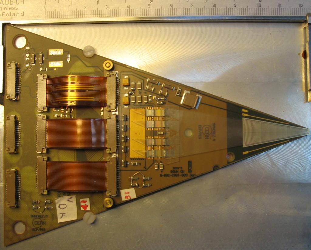 Architektura Detektora Krotności Każda z 9 par detektorów składa się z pary płytek PCB: BOARD1+BOARD2