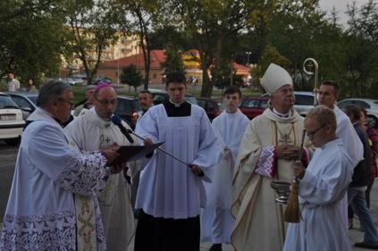 diecezji. Świętowanie rozpoczęto od krótkiej modlitwy przy grobie ks. prałata Zygmunta Trybowskiego - budowniczego świątyni.