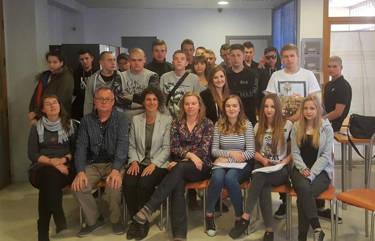Rzemieślniczą Szkołę. Wzięły w niej udział reprezentacje rzemieślniczych szkół z Nowego Sącza, Krynicy Zdroju, Tarnowa, Pilzna, Gorlic, Krakowa, Limanowej, Zakopanego.