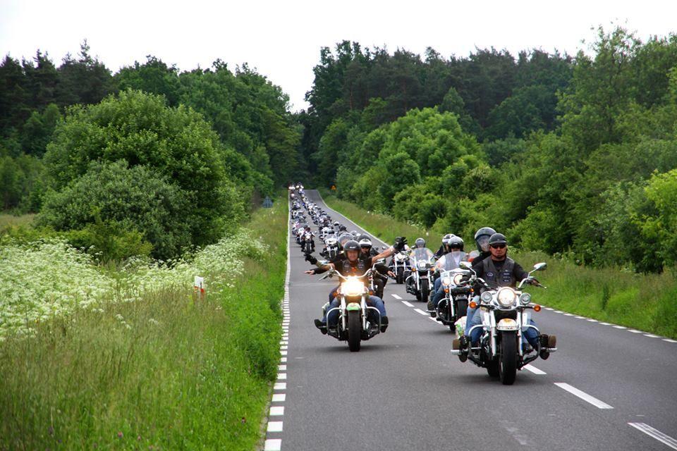 Liczniejsze kolumny na dłuższych przejazdach należy dzielić - maksymalna dopuszczalna prawem liczba motocykli w kolumnie to 10.