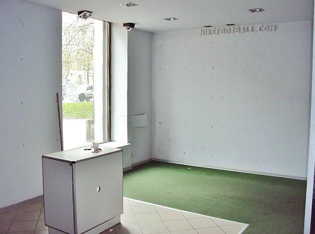 Lokal składa się z pomieszczeń o powierzchniach: parter 38,64 m (sala sprzedaży), 8,10 m (pom. socjalne), 1,66 m (wc),,14 m (pom.