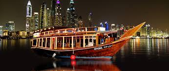 łodzi "dhow" podczas rejsu wzdłuż Dubai Creek.