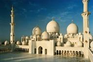 nowoczesnej architektury islamskiej, staniemy na plaży pod hotelem Burj Al Arab, wizytówką miasta.