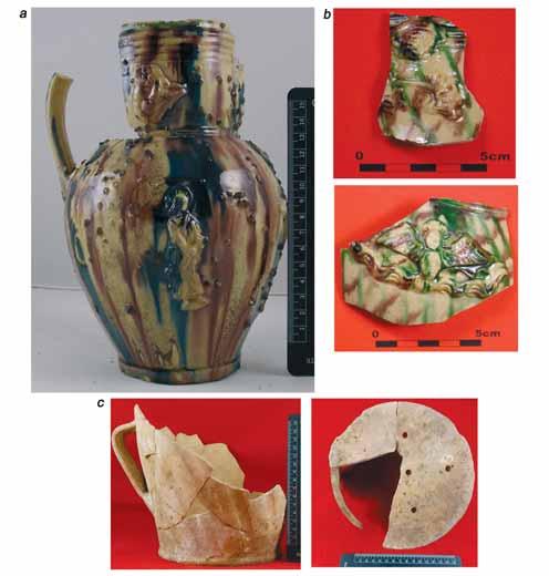 156 SYLWIA RODAK Ryc. 6. Brzeg, ul. Dzierżonia 10 12. Dzbany glazurowane i zdobione techniką nakładkową: a b wykop I, kloaka 5; c garnek (?), wykop I, kloaka 5. Fot. S. Rodak Fig. 6. Brzeg, 10 12 Dzierżonia Street.