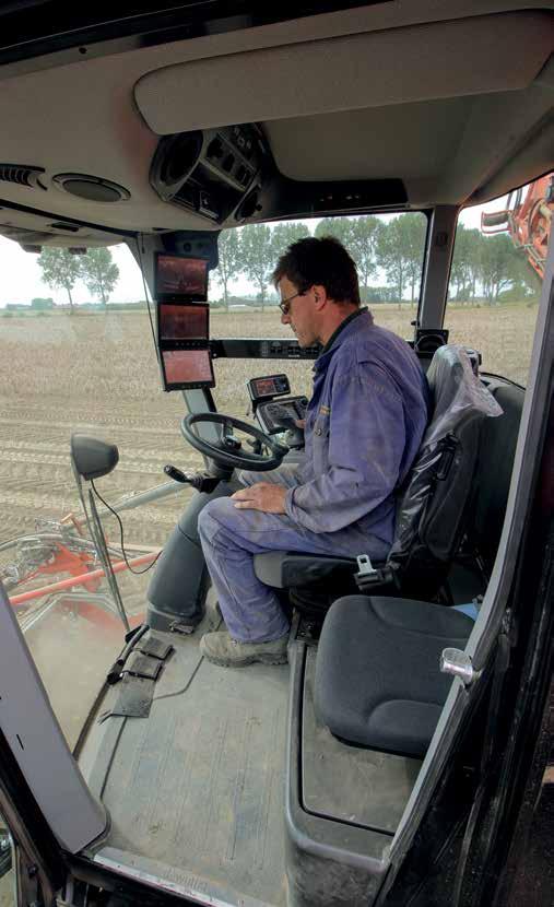 ŚRODOWISKO PRACY, W KTÓRYM MOŻNA POCZUĆ SIĘ JAK W DOMU. Nowa kabina Claas oferuje dużo miejsca i PRZYJEMNE warunki pracy. Pojęcia komfortu i ergonomii nabierają tu nowego znaczenia.
