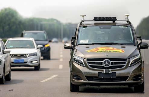 Dzięki uzyskanej zgodzie pojazdy testowe Mercedes-Benz zaczną brać teraz udział w testach drogowych w realnych warunkach, na ulicach Pekinu metropolii, gdzie ruch miejski jest wyjątkowo złożony.