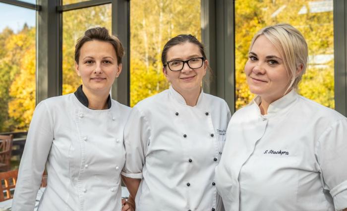 Weekend rozpoczął się w piątek 19 października otwartą kolacją plenerową w urokliwej Rybakówce położonej nad stawem nieopodal hotelu.