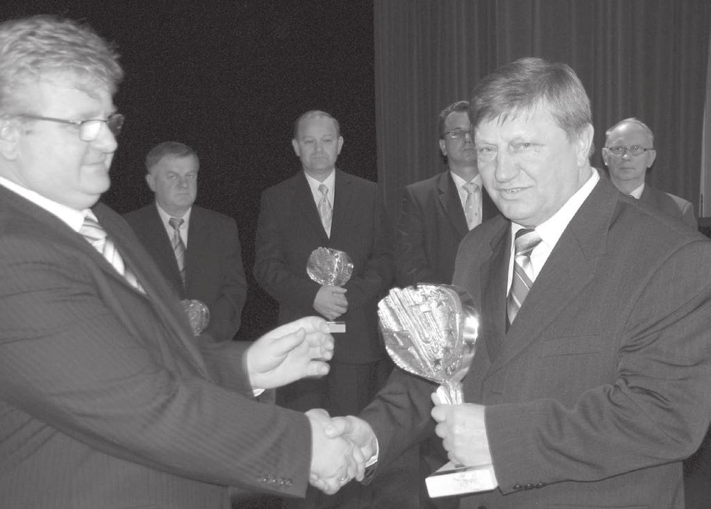 Corocznie gmina Sobków honoruje wielokrotnych dawców statuetkami, dyplomami uznania i pucharami, a sponsorów pamiątkowymi grawertonami i herbami gminy.